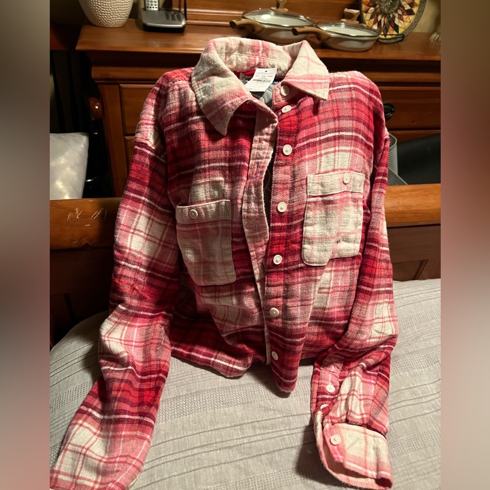 This adorable American Eagle cropped flannel has NBW and is NWT.